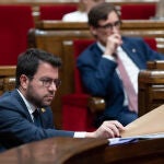 El presidente de la Generalitat, Pere Aragonès, y el líder del PSC, Salvador Illa, durante el tercer Debate de Política General de la legislatura, en el Parlament