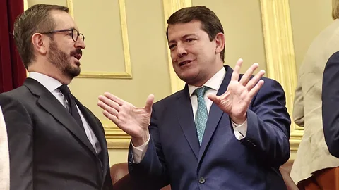 Mañueco conversa con Javier Maroto en el Congreso de los Diputados