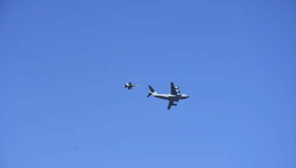 Un A400M y un caza F-18 sobre Madrid