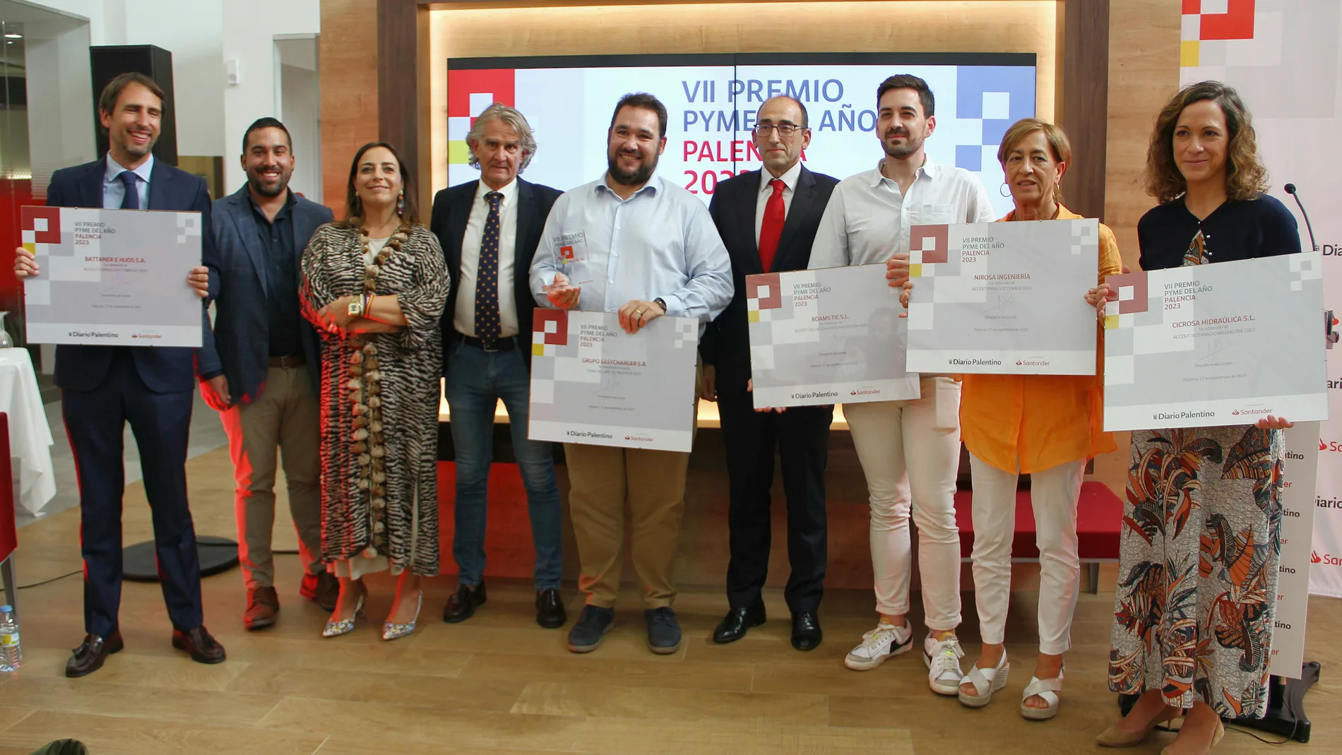 Foto de familia de los premiados junto a la alcaldesa de Palencia, Miriam Andrés, entre otros