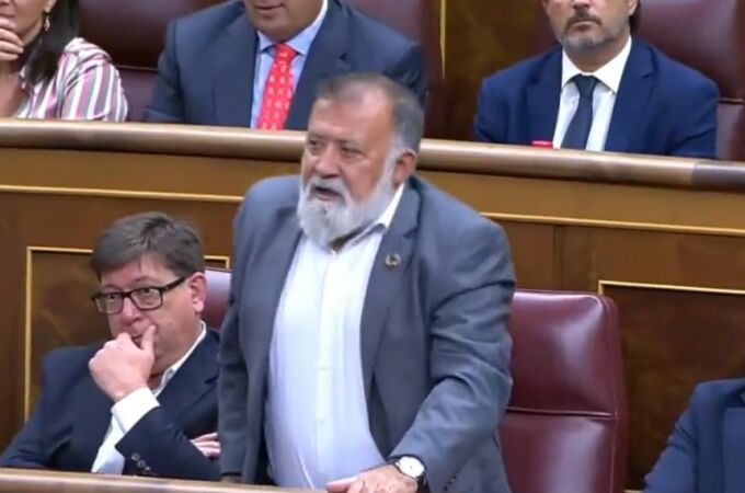  Herminio Rufino Sancho Íñiguez vota por error a favor de la investidura de Feijóo