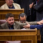 Gabriel Rufián (ERC) y Aitor Esteban (PNV) se saludan ayer en el Congreso en el pleno de la sesión de investidura