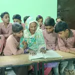 Salima Khan se casó antes de la independencia de India en 1947, y desde niña siempre quiso ir al colegio, pero en su pueblo no había escuela