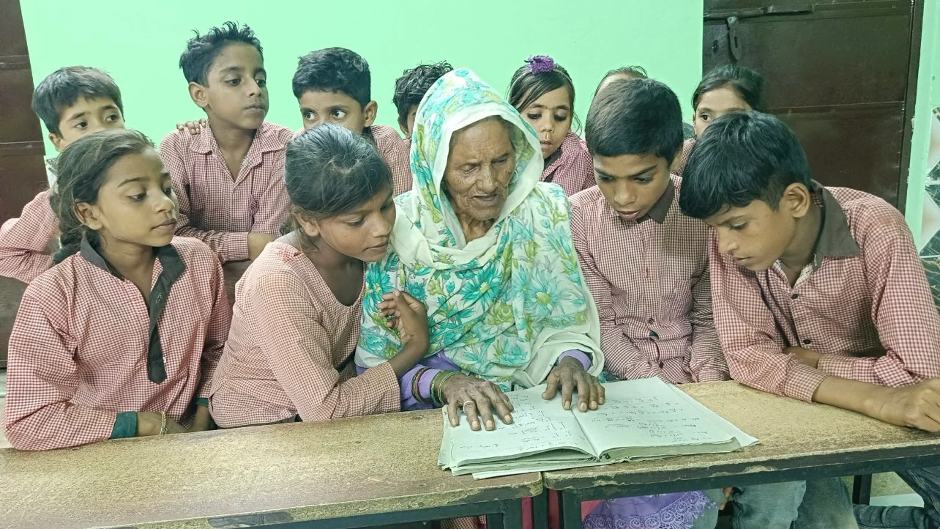 Salima Khan se casó antes de la independencia de India en 1947, y desde niña siempre quiso ir al colegio, pero en su pueblo no había escuela
