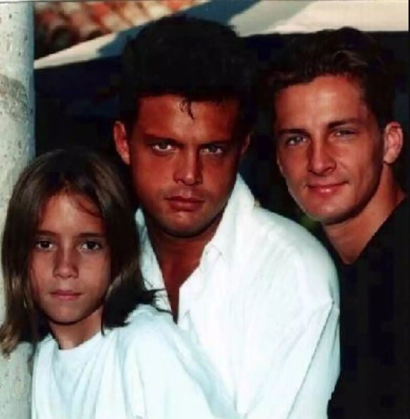 Luis Miguel con sus hermanos Álex y Sergio