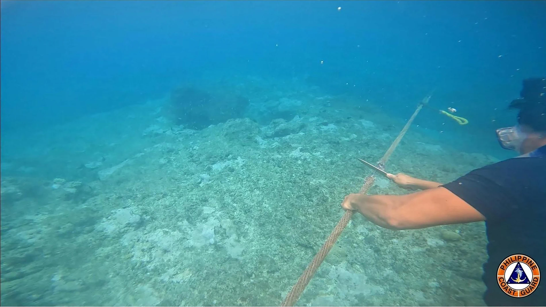 La Guardia Costera filipina corta la barrera flotante de 300 metros instalada por China en los alrededores del atolón de Scarborough Shoal