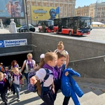 Niños de Jarkiv salen del metro tras asistir a clase