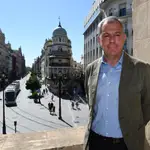 José Luis Sanz, alcalde de Sevilla, posa la terraza del Ayuntamiento