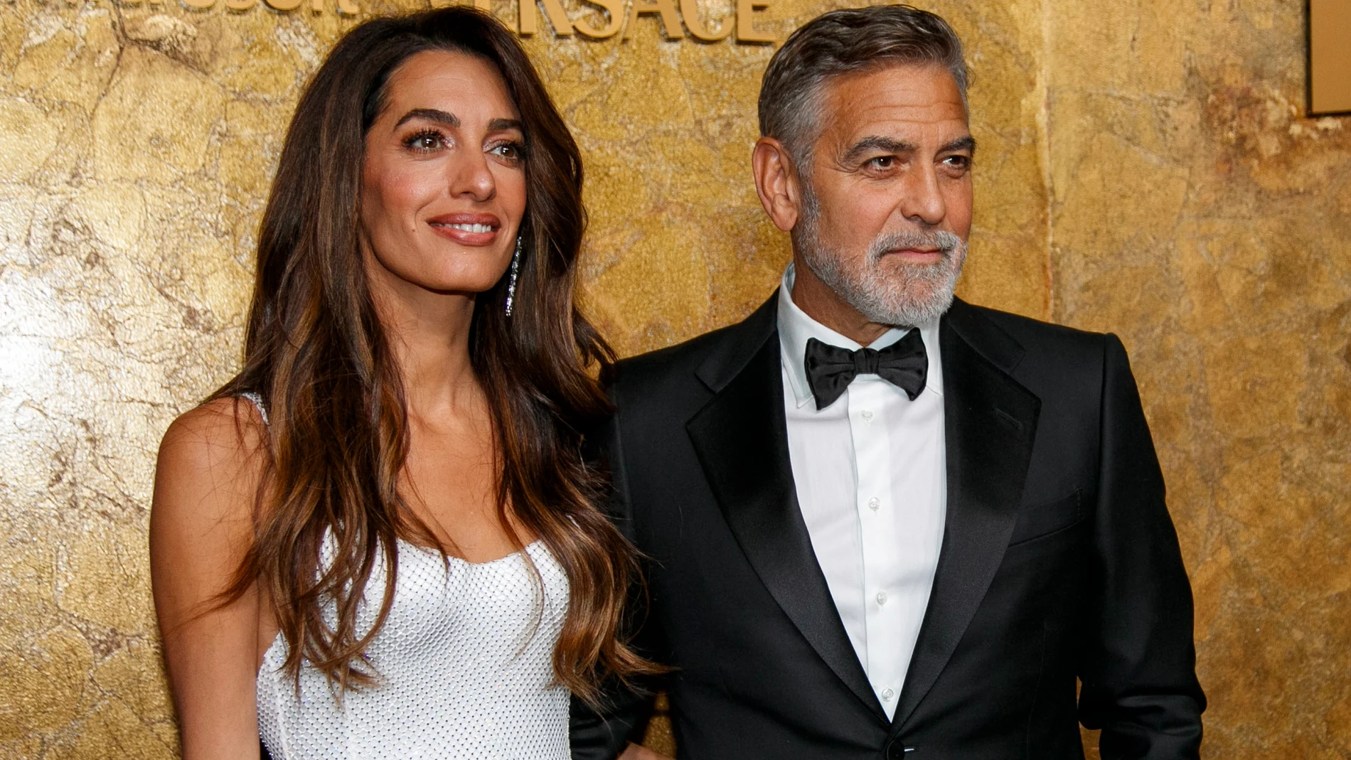 New York (United States), 21/09/2023.- US actor George Clooney and wife Amal Clooney attend the red carpet for 'The Albies', hosted by the Clooney Foundation for Justice, at the New York Public Library in New York, New York, USA, 28 September 2023. (Nueva York) EFE/EPA/Eduardo Munoz Alvarez 