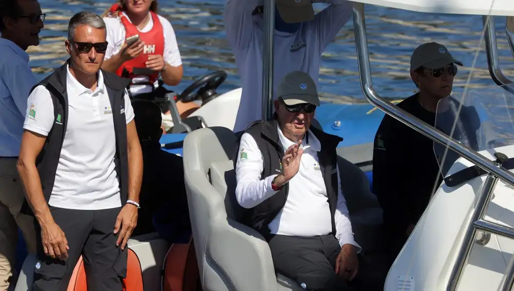 El Rey Juan Carlos disfruta del segundo día de regatas junto a la Infanta Elena