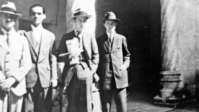 Federico García Lorca, junto con otros compañeros, en la Facultad de Derecho de Granada, en 1923
