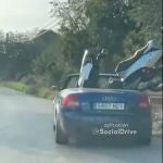 Pillan a un conductor transportando una scooter en los asientos traseros de su descapotable en Tarragona