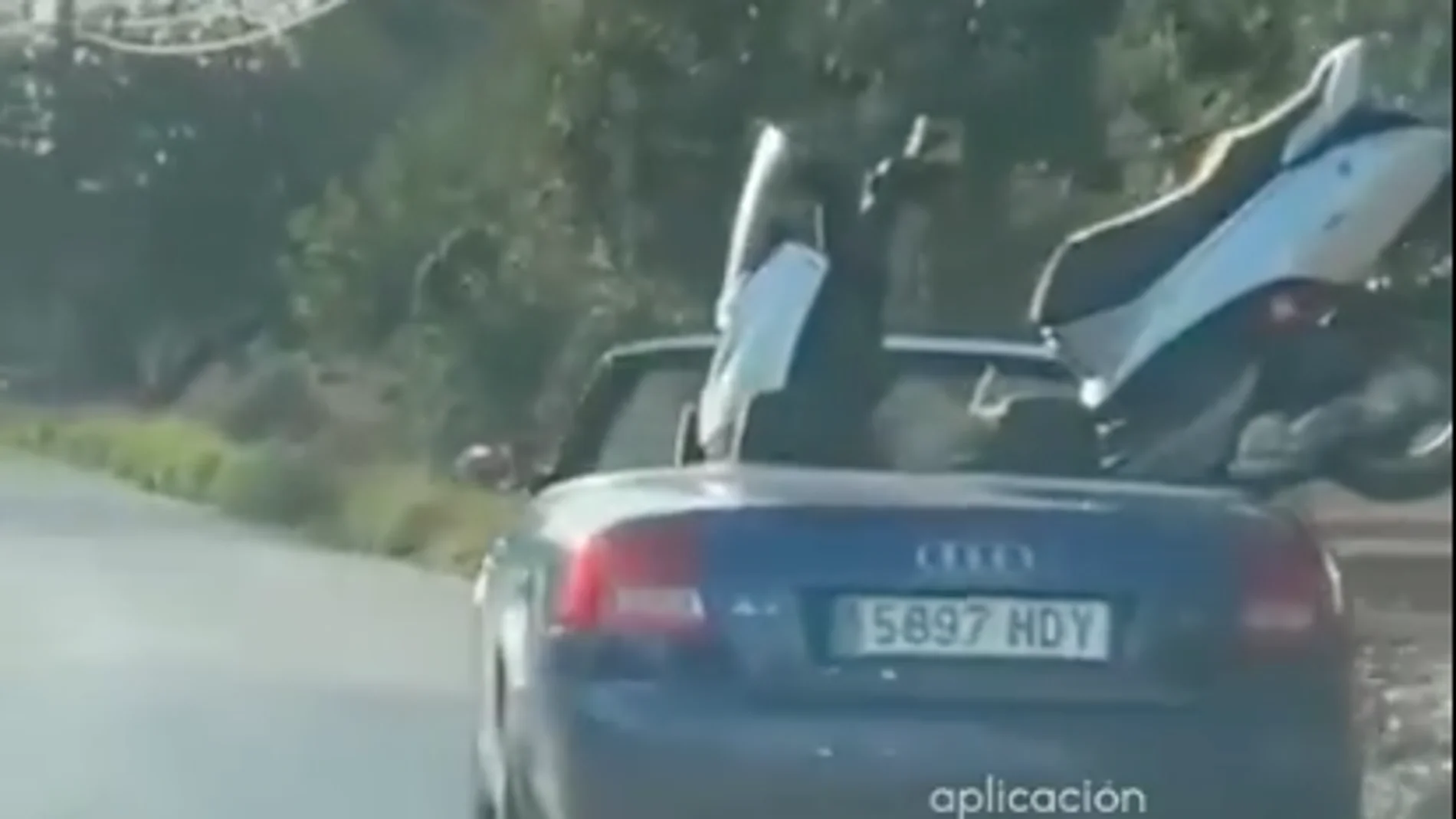 Pillan a un conductor transportando una scooter en los asientos traseros de su descapotable en Tarragona