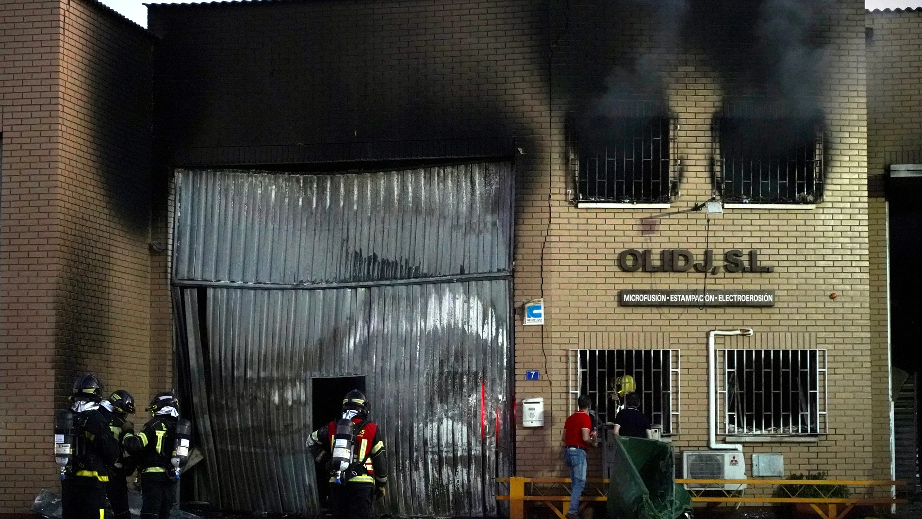 Un incendio afecta a una fábrica de joyas del Polígono El Esparragal, en Santovenia de Pisuerga (Valladolid)