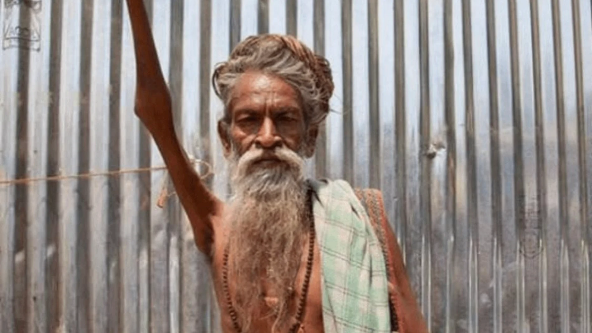 El ciudadano indio que mantiene el brazo en alto desde hace al menos 50 años