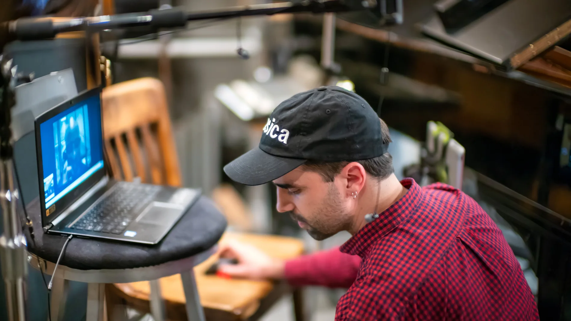 Otra imagen de ambos músicos trabajando en remoto