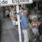  Argentinos realizan una fila en el Consulado de España en Buenos Aires para tramitar la ciudadanía de ese país hoy, martes 27 de diciembre de 2011, cuando finaliza el plazo para la presentación de la documentación en el marco de la Ley de Memoria Histórica, promulgada en España en 2007