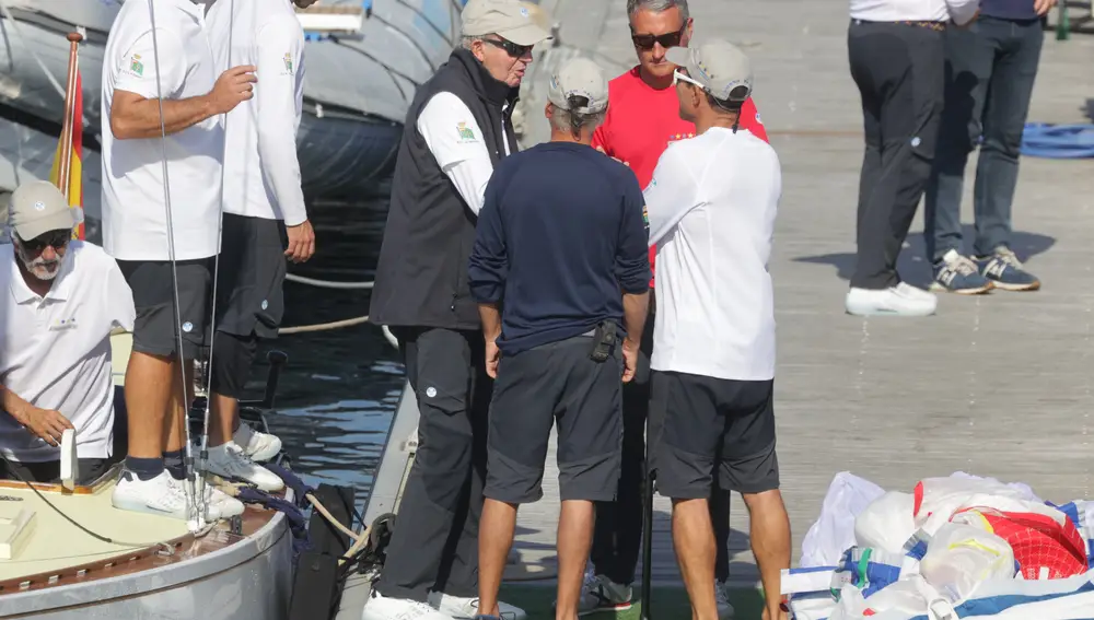El Rey Juan Carlos y la Infanta Elena regresan al puerto tras el tercer día regatas