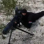Un soldado dispara un rifle antimaterial Sarac 99, de Yugoimport