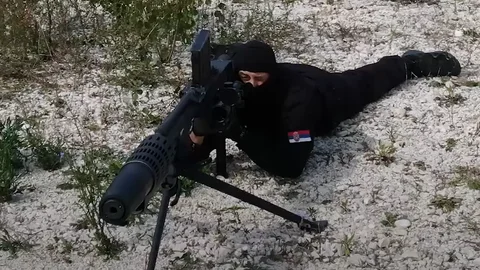 Un soldado dispara un rifle antimaterial Sarac 99, de Yugoimport