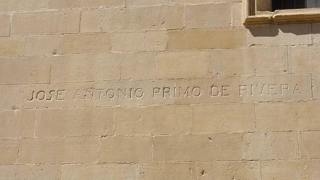 Fachada de la catedral de Santa María de la Redonda, en Logroño, con el nombre del fundador de Falange