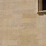Fachada de la catedral de Santa María de la Redonda, en Logroño, con el nombre del fundador de Falange