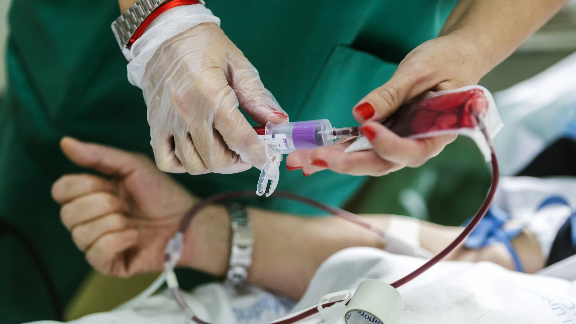 Extracción sanguínea en la maratón de recogida de donaciones de sangre que organiza el Hospital Universitario Ramón y Cajal