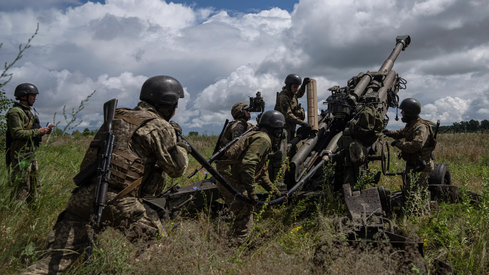 FILE - Ukrainian servicemen prepare to fire at Russian positions from a U.S.-supplied M777 howitzer in Kharkiv region, Ukraine, on July 14, 2022. When U.S. lawmakers approved a spending bill Saturday, Sept. 30, that averted a widely expected government shutdown, the measure didn’t include the $6 billion in military assistance that Ukraine said it urgently needed. Now the Pentagon, White House and European allies are urging Congress to quickly reconsider. (AP Photo/Evgeniy Maloletka, File)