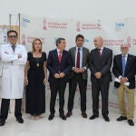 El presidente Mazón y el conseller Gómez con el equipo médico