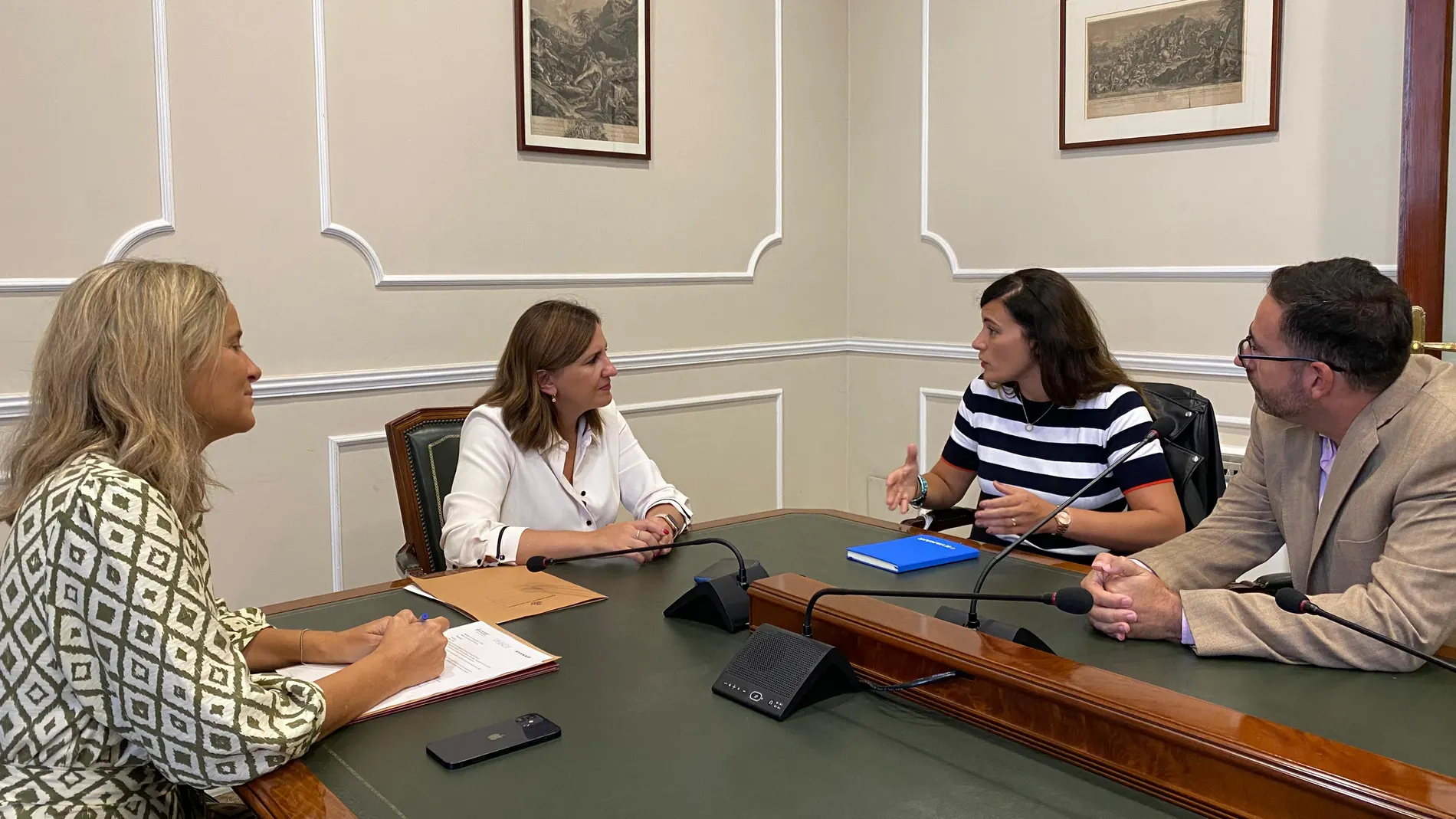 La alcaldesaa, María José Catalá, se ha reunido este lunes con la Country Manager para España y Portugal de Ryanair, Elena Cabrera