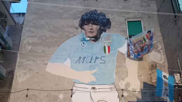 Ambiente en la ciudad de Nápoles donde Maradona sigue vivo
