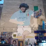 Ambiente en la ciudad de Nápoles donde Maradona sigue vivo