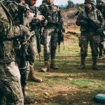 Militares españoles colocan una mina