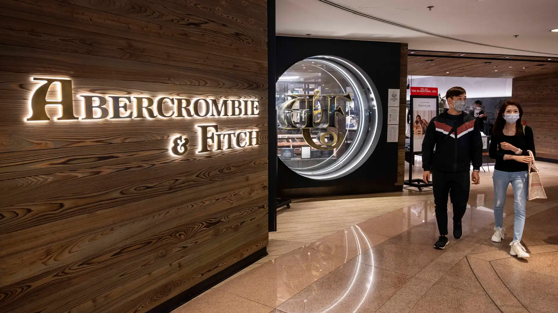 April 9, 2021, Hong Kong, China: Shoppers walk past the American fashion brand Abercrombie & Fitch store in Hong Kong. (Foto de ARCHIVO) 09/04/2021