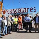 El presidente de Cascajares, Alfonso Jiménez(D); y el consejejero delegado, Francisco Iglesias(I), informan del inicio del funcionamiento de la nueva fábrica, antes de la colocación en la nueva fachada el cartel de la empresa que sobrevivió al incendio del pasado mes de enero