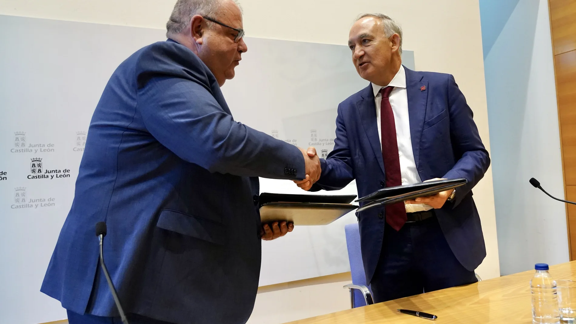 El consejero Alejandro Vázquez y el rector de la UVa, Antonio Largo, firman el acuerdo