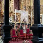 El simpecado de la hermandad matriz de Almonte preside el santuario del Rocío