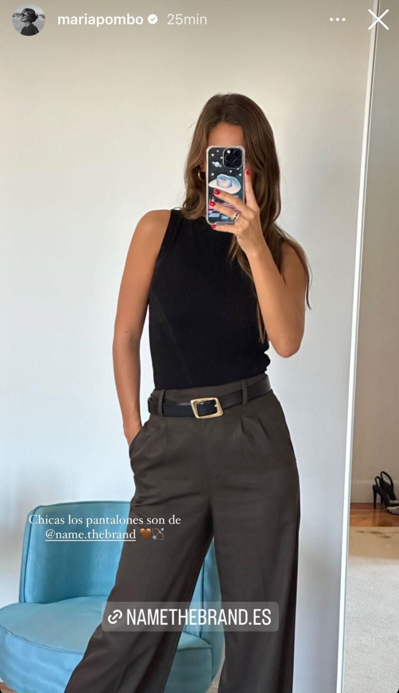 María Pombo con pantalón de traje.