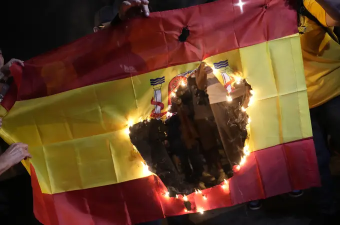 Queman una bandera española ante un cuartel de la Guardia Civil de Barcelona