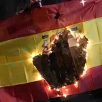 Queman una bandera española ante un cuartel de la Guardia Civil de Barcelona 