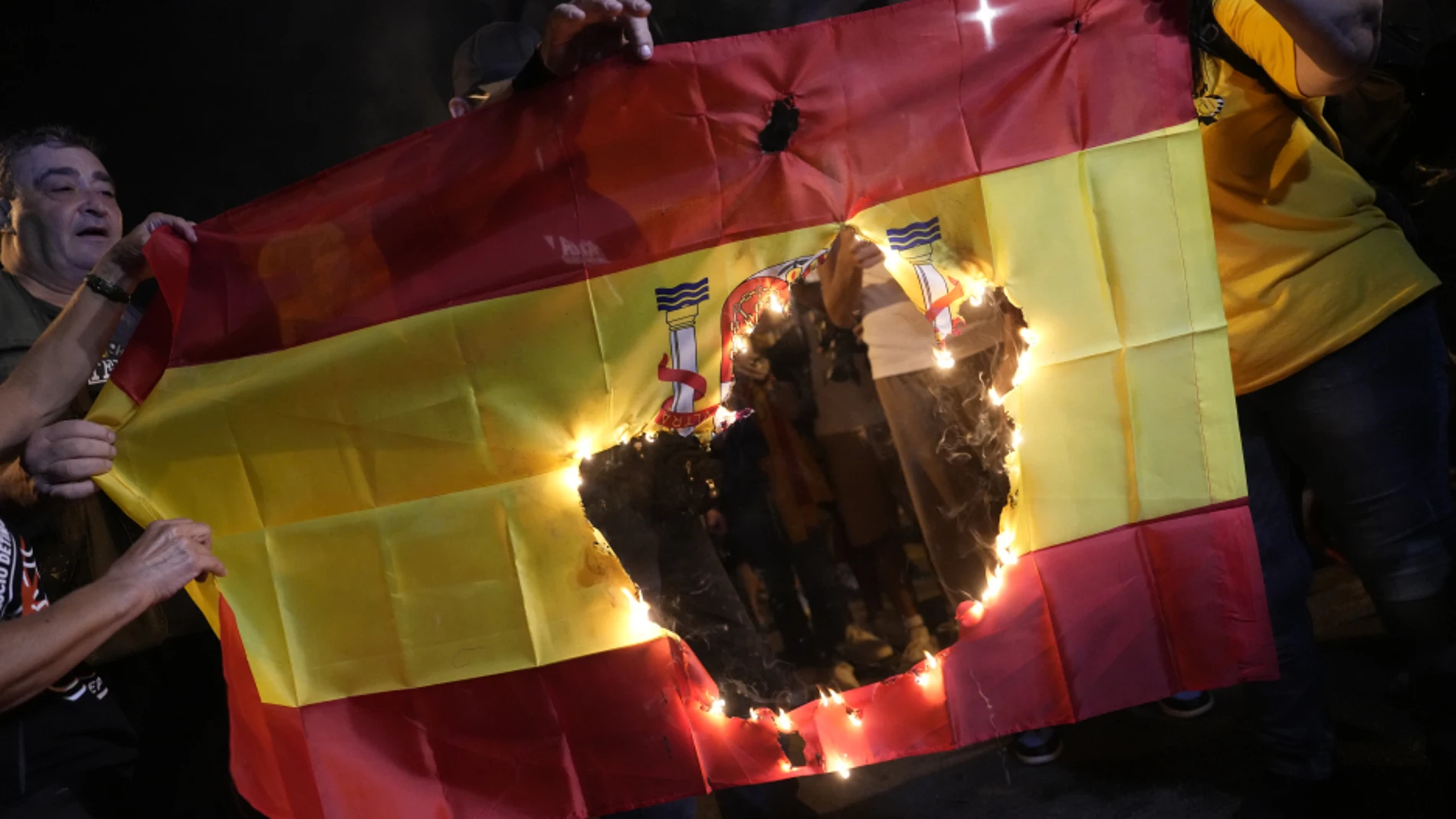 Queman una bandera española ante un cuartel de la Guardia Civil de Barcelona
