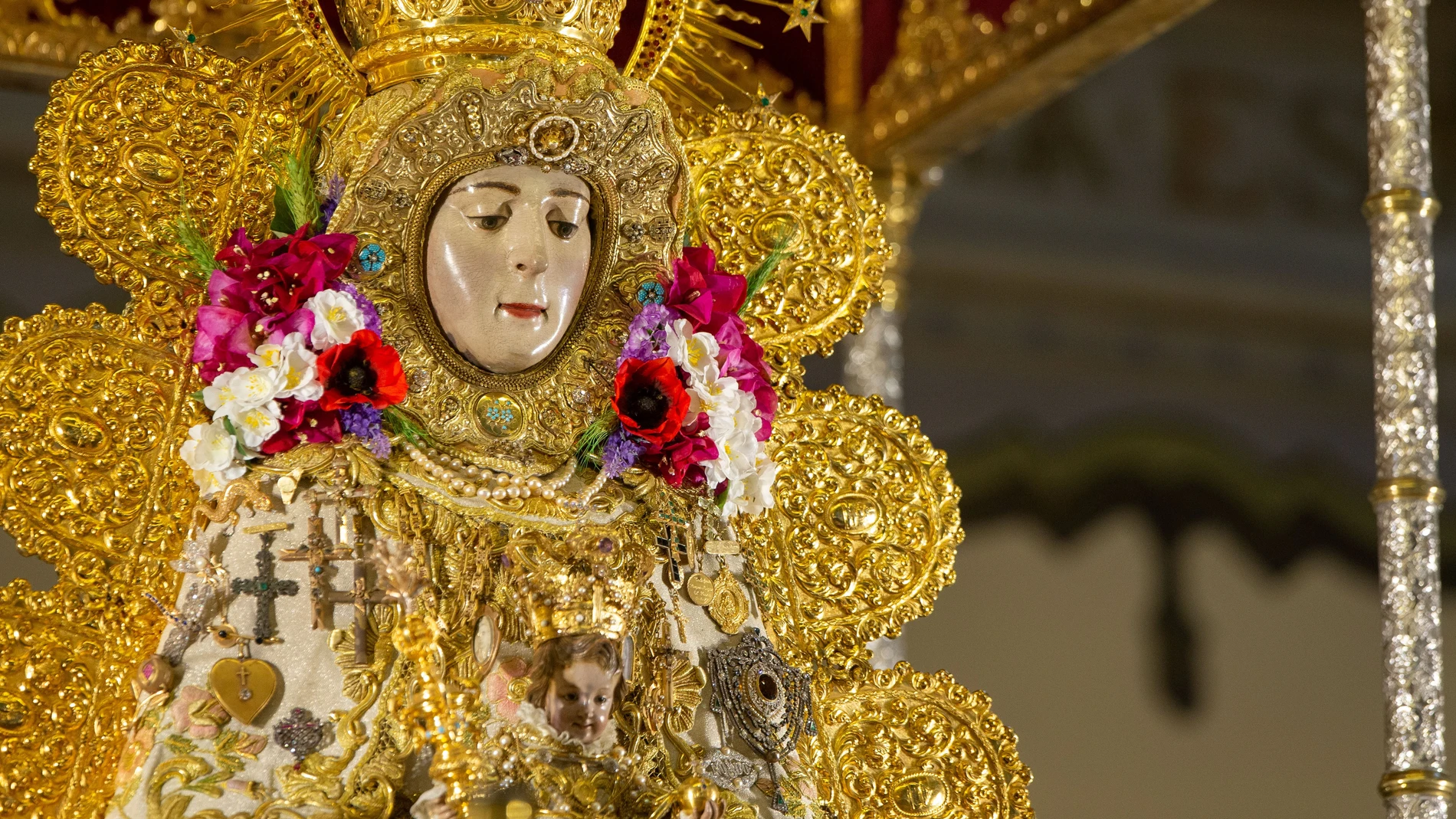 La restauración de la Virgen del Rocío deja una estampa inusual en el  santuario