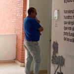 Un profesor cuida al bebé de una alumna para que pueda realizar un examen