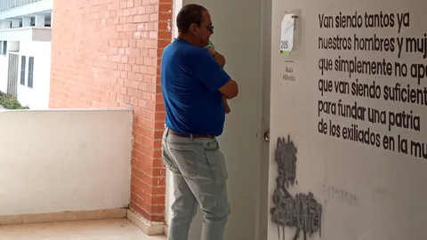 Un profesor cuida al bebé de una alumna para que pueda realizar un examen
