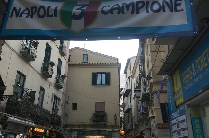 Cada rincón de Nápoles respira pasión por su equipo y por Maradona