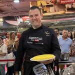 El cocinero Javier Izquierdo, con la tortilla que presentó al campeonato