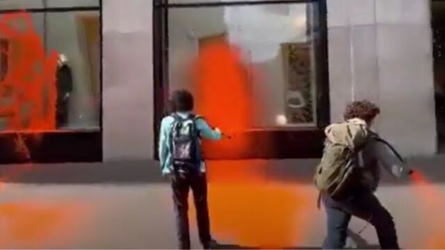 Activistas climáticos atacan la tienda de Louis Vuitton