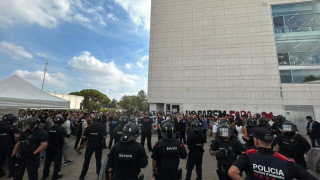 Jóvenes de S’ha Acabat siendo protegidos por los Mossos del acoso de los independentistas radicales