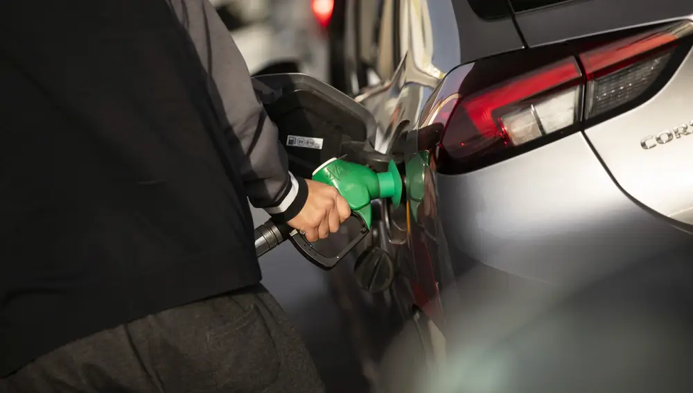 Colas de vehículos en algunas gasolineras para llenar el deposito ante la eliminación de la ayuda de 20 céntimos el litro de combustible por parte del Gobierno.