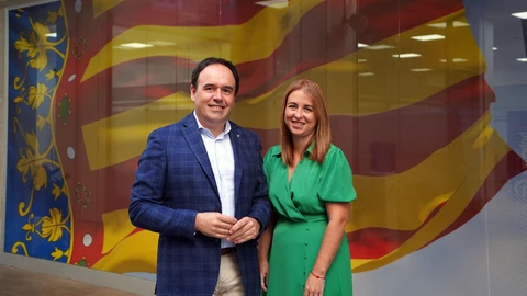 El secretario general del PPCV, Juanfran Pérez Llorca, junto a Rocío Cortés